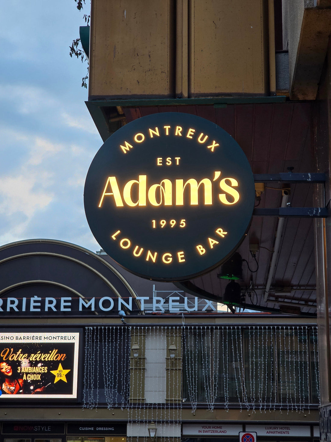 Boîte lumineuse Adam’s Montreux | Enseigne sur mesure découpée – Lumen Visual