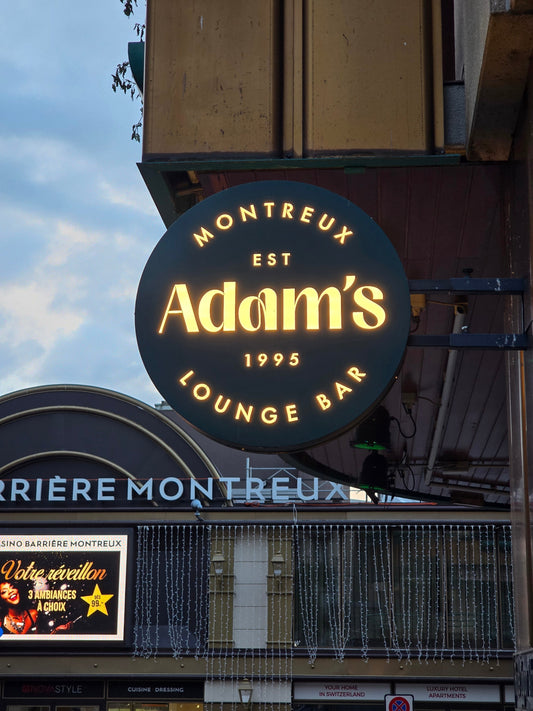 Boîte lumineuse Adam’s Montreux | Enseigne sur mesure découpée – Lumen Visual