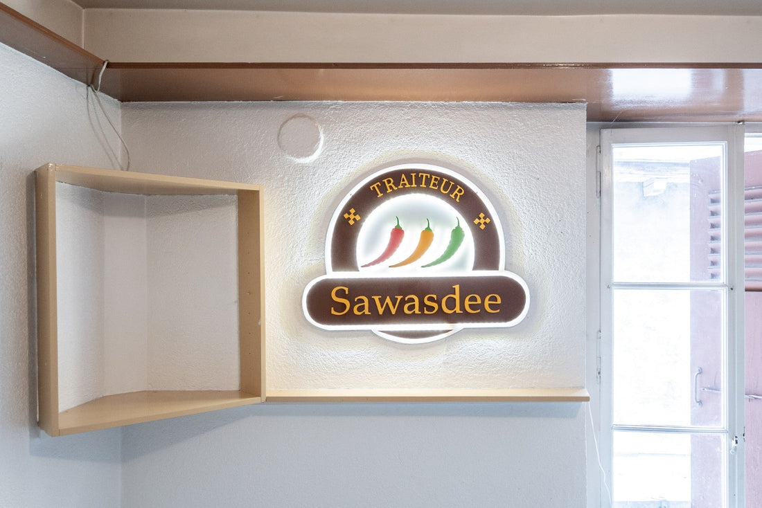 Enseigne vintage rétroéclairée en bois Sawasdee | Réalisation 2023 – Lumen Visua