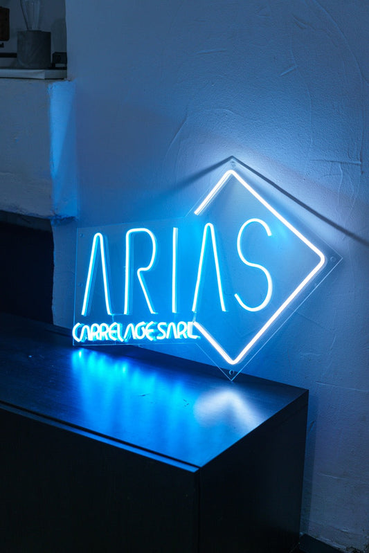 Néon personnalisé "Arias Carrelage" | Enseigne lumineuse sur mesure – Lumen Visual