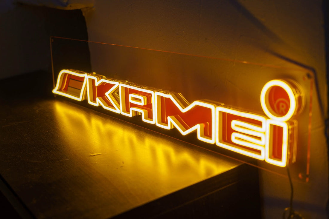 Logo KAMEI vintage en néon acrylique | Réalisation 2024 – Lumen Visual