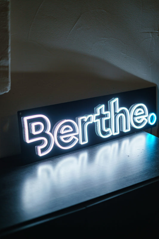 Néon personnalisé Berthe Studio | Enseigne lumineuse sur acrylique noir – Lumen Visual