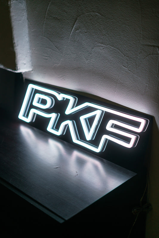 Néon LED PKF Sport | Néon LED sur acrylique noir – Lumen Visual