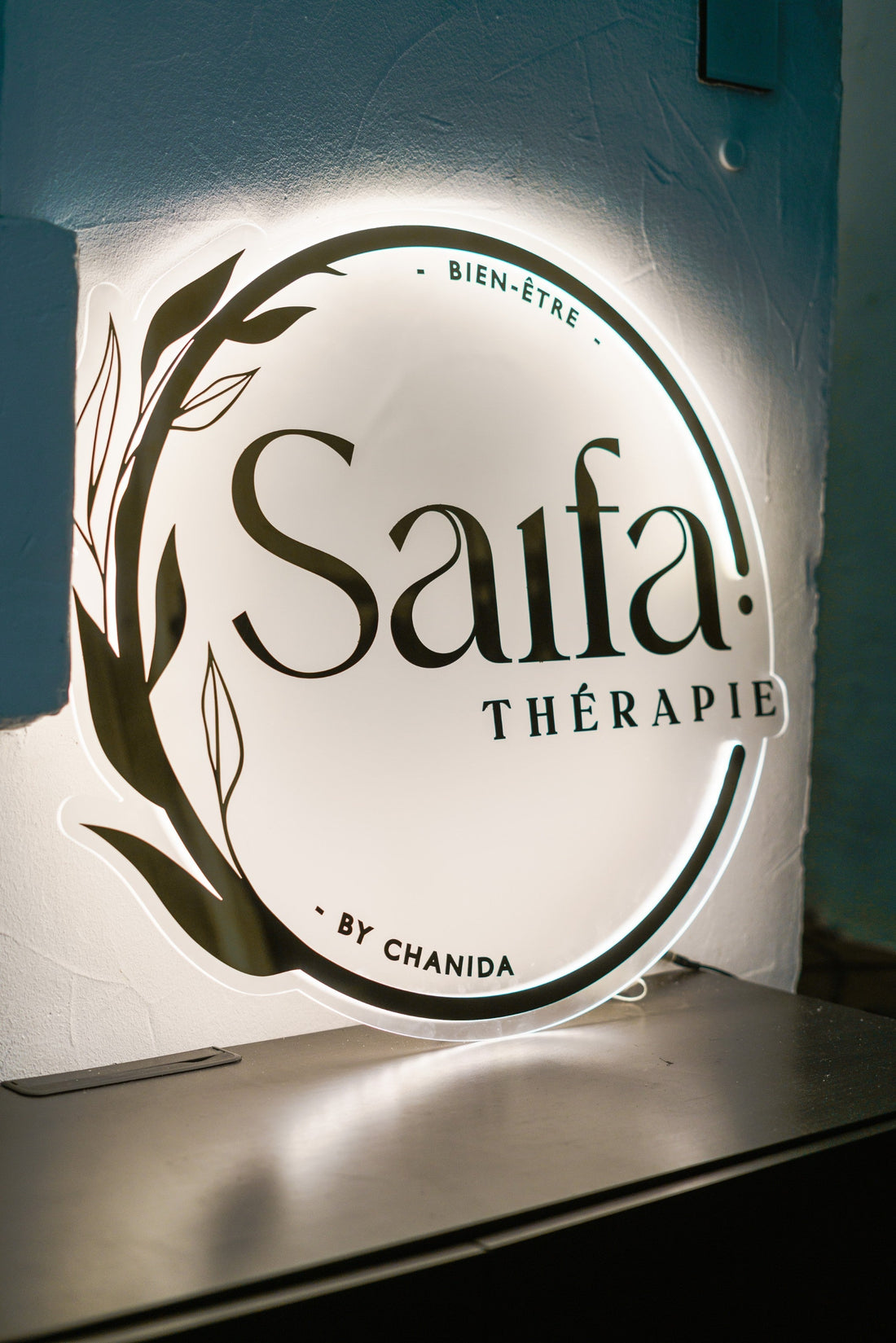 Enseigne acrylique rétroéclairée Saifa | Frosted + lettrage doré (2024) – Lumen Visual