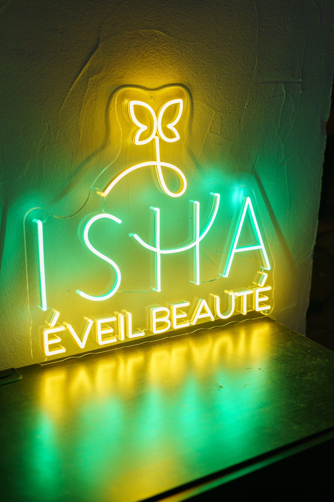 Néon personnalisé Isha Éveil Beauté | Logo lumineux en couleurs (2024) – Lumen Visual