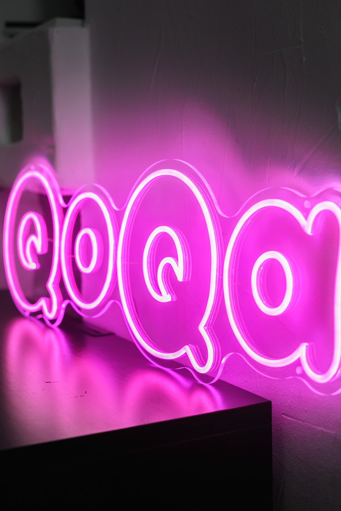 Néon événementiel rose sur acrylique découpé : une signature lumineuse pour QoQa (2024)