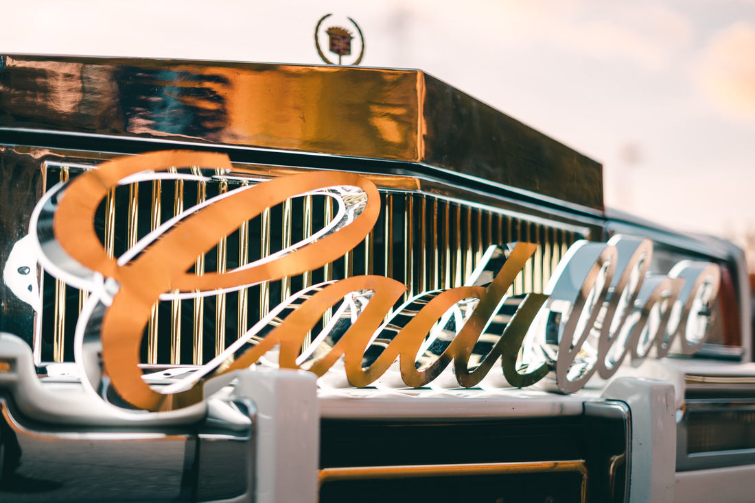 Lettrage lumineux 3D Cadillac | Finition chromée + rétroéclairage (2023) – Lumen Visual