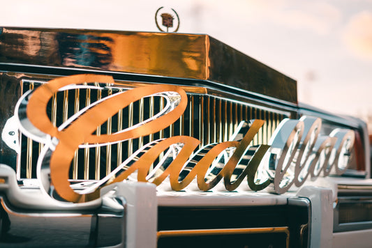 Lettrage lumineux 3D Cadillac | Finition chromée + rétroéclairage (2023) – Lumen Visual